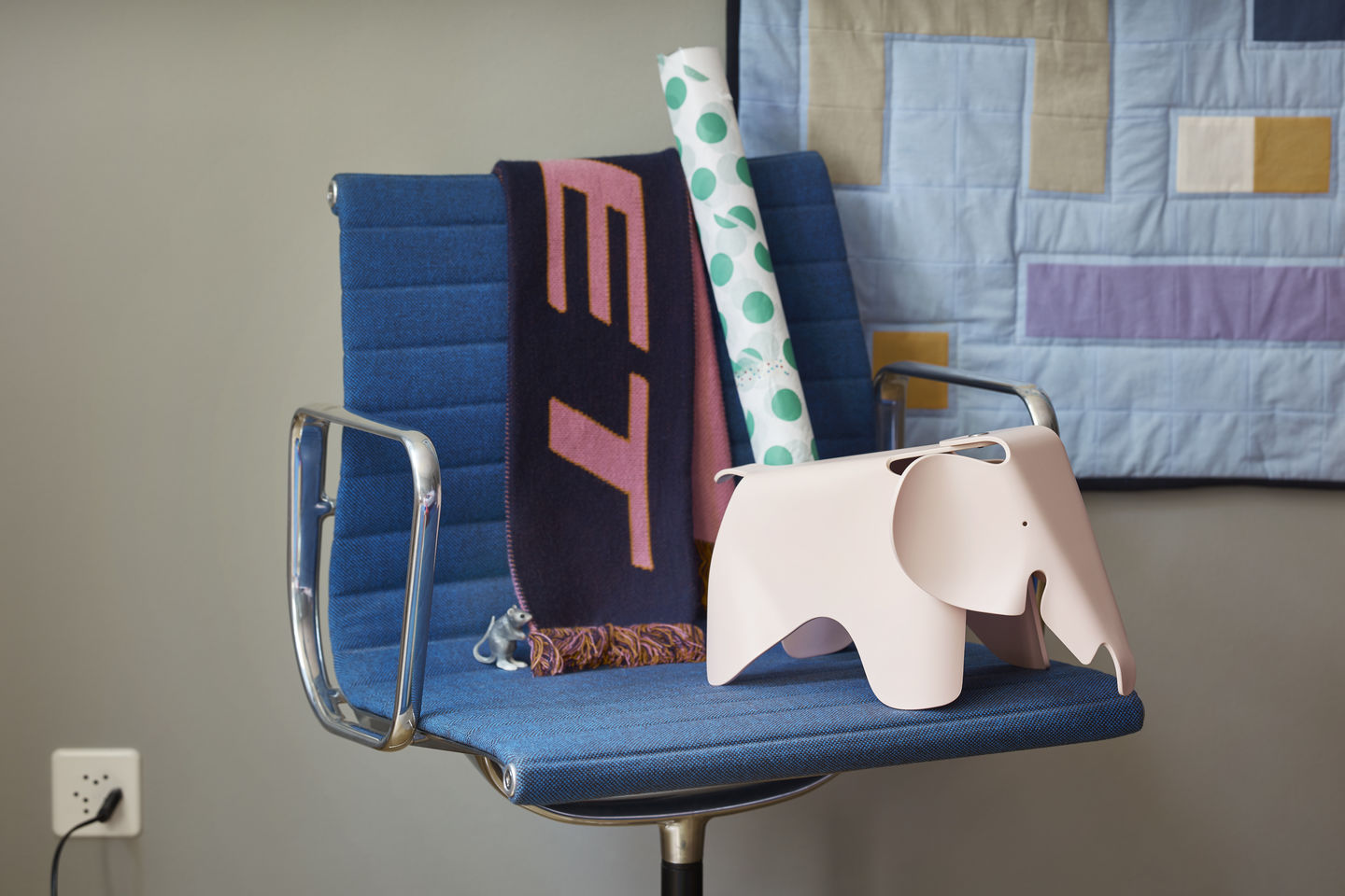 Eames Elephant small pale rose 